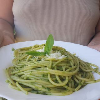 La Liguria è servita in tavola con il Pesto alla genovese