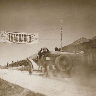 Un’auto che prese parte all’edizione del 1925 della Cuneo-Colle della Maddalena mentre sfreccia sul traguardo