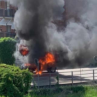L'auto in fiamme nello scatto pubblicato da Elisa Motta sul gruppo Facebook "Sei di Alba se..."
