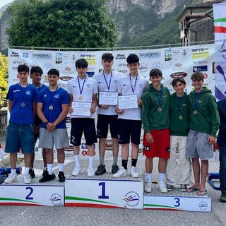 Giovanni Tassone, Tobia Serra e Tommaso Nadelle sul podio della gara a squadre