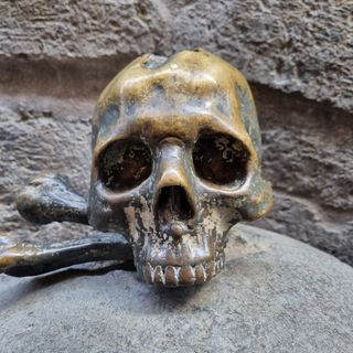 Una delle capuzzelle portafortuna in via dei Tribunali 39, a Napoli