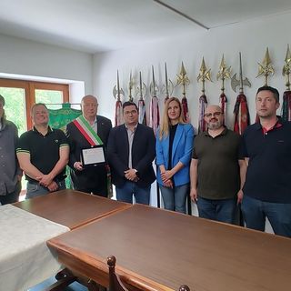 Castelmagno: consegnato il premio “Alfiere del Ricordo” al Sindaco Alberto Bianco Castelmagno: consegnato il premio “Alfiere del Ricordo” al Sindaco Alberto Bianco