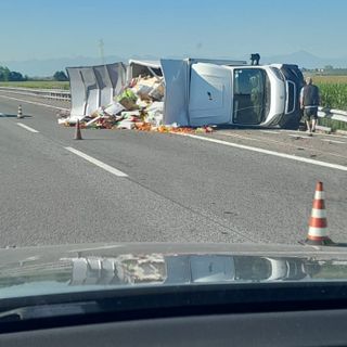 Il mezzo pesante ribaltato sulla A6