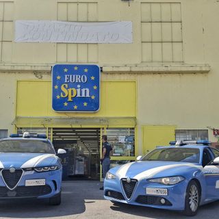 Furti sulle auto nei parcheggi dei supermercati: due arresti a Cuneo
