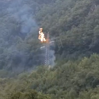 Fulmine colpisce traliccio nei pressi di Trappa: incendio spento prima dell’arrivo dei vigili del fuoco Fulmine colpisce traliccio nei pressi di Trappa: incendio spento prima dell’arrivo dei vigili del fuoco
