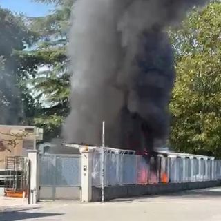 Fiamme nel piazzale dell'azienda Capetta di Neive, danni contenuti [VIDEO]