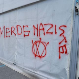 Una delle scritte apparse all'hub vaccinale del Movicentro di Cuneo