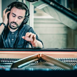 Lorenzo Subrizi immerso nel flusso creativo davanti al suo pianoforte, immortalato da Enzo Fornione