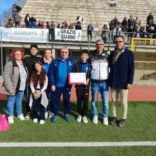 Alba e Guarene ringraziano con una targa Gianni Spinosa, l’allenatore che salvò la vita al giovane Gabriele