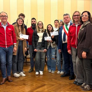 Dogliani, consegnate le Costituzioni ai neo diciottenni e le borse di studio Avis