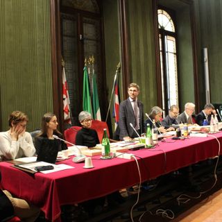 Dodici sedute, 112 delibere e oltre cento interrogazioni: il bilancio del Consiglio comunale di Alba nel 2025
