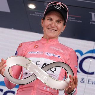 Elisa Longo Borghini a Imola con il trofeo del Giro d'Italia Women