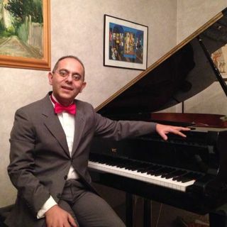 Il maestro Alessandro Varlotta al piano Il maestro Alessandro Varlotta al piano