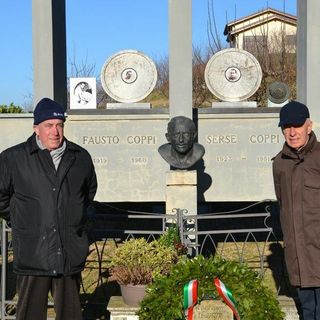 Delegazione braidese davanti al monumento in onore di Fausto Coppi