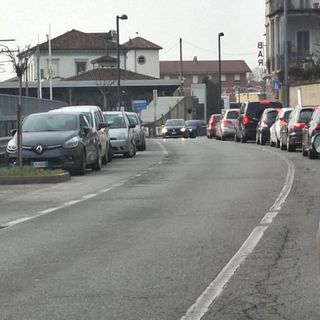 Le lunghe code al semaforo della stazione di Bra