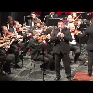 Il solista Mauro Pavese con l'Orchestra Bruni
