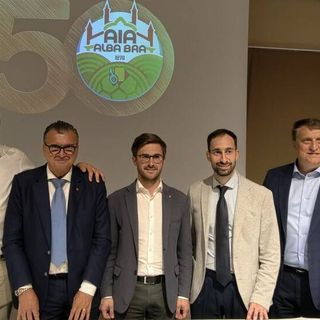 Foto di gruppo, da sx Mario Delli Calici (vice presidente AIA Alba-Bra), Davide Tibaldi (Ass. Sport Comune di Alba), Daniele Sobrero (Consigliere regionale Piemonte), Alberto Gatto (Sindaco di Alba), Fabio Cassella (Presidente AIA Alba-Bra), Paolo Calcagno (Presidente Comitato Piemonte-Valle d'Aosta AIA), Pier Giorgio Alesso (Presidente onorario AIA Alba-Bra)