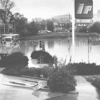 Corso Cillario Ferrero sommerso dalle acque del Tanaro in quella che è diventata una delle immagini simbolo dell'alluvione del 5 e 6 novembre 1994 (foto Gruppo Fotografico Albese)