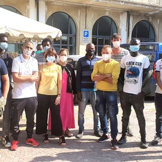 Il gruppo di stagionali senegalesi insieme al titolare dell'azienda agricola "Flori" di Treiso e all'assessore albese Elisa Boschiazzo