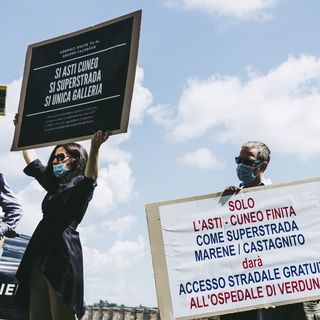 Grinzane Cavour, giugno 2020: la protesta degli ambientalisti contrari all'odierno tracciato autostradale (foto di Barbara Guazzone) Grinzane Cavour, giugno 2020: la protesta degli ambientalisti contrari all'odierno tracciato autostradale (foto di Barbara Guazzone)