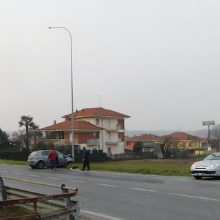 Quattro feriti nello scontro tra due auto in via Don Orione a Bra