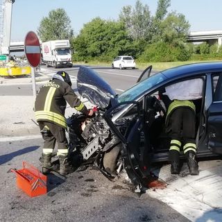 Carrù, auto contro furgone all’imbocco dell’autostrada