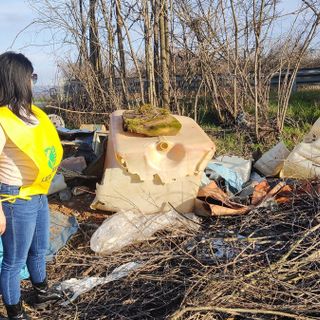 Sulla statale 231 tra Cervere e Cherasco una "discarica a cielo aperto"
