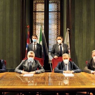 La firma dell'accordo. Seduti al tavolo, da sinistra, il presidente di Banca d'Alba Tino Cornaglia, il sindaco Carlo Bo, il presidente Aca Giuliano Viglione e il presidente del Comitato di Sorveglianza Egea Giuseppe Rossetto; in piedi, da sinistra, il direttore Aca Fabrizio Pace e l'amministratore delegato e presidente Egea PierPaolo Carini