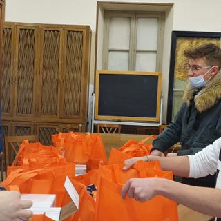 I ragazzi della scuola enologica di Alba, impegnati nella distribuzione delle arance dell'Airc