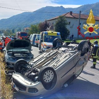 Scontro tra due auto a Envie, tre feriti