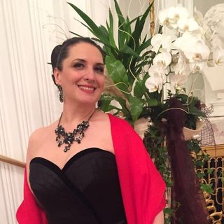 Con l’orchestra, diretta dal maestro Aldo Salvagno, anche le cantanti e i cantanti che hanno partecipato al weekend dedicato al seminario “All’Opera” tenuto dalla famosa soprano Norma Fantini, nella foto