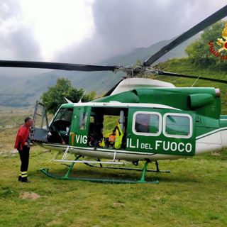 L'elicottero dei Vigili del fuoco sulle alture di Oncino