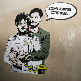 Questo poster, raffigurante l’abbraccio tra Giulio Regeni e Patrick Zaki, é stato affisso in via Salaria a Roma