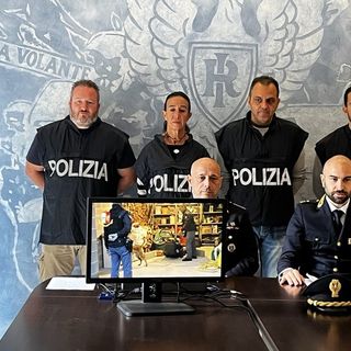 Interravano barattoli con cocaina: la Polizia smantella giro di affari per più di 1,5 milioni di euro