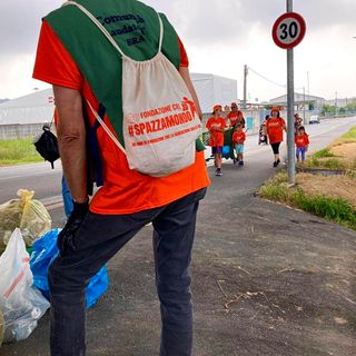 Il gruppo di volontari della comunità Laudato si’ di Bra, che ha aderito a Spazzamondo, ripulendo strada Crosassa