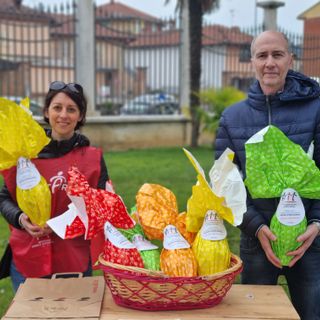 I volontari dell'AIL con le uova di Pasqua solidali