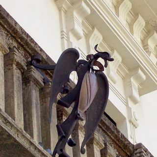 Il portabandiera trafugato da Villa Invernizzi