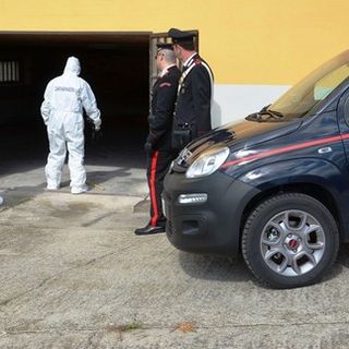 Il cortile e il garage dell'abitazione di Castiglione Tinella, teatro del pestaggio ai danni del 39enne Il cortile e il garage dell'abitazione di Castiglione Tinella, teatro del pestaggio ai danni del 39enne
