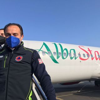 Alberto Cirio con il volo che recupererà altri 6 bambini ucraini malati di tumore