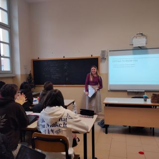 Kameron Garland con gli studenti del liceo classico Govone