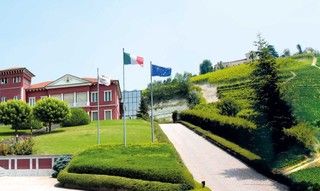 La storica sede della Giordano Vini a Valle Talloria