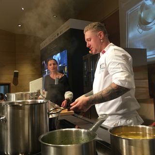 Lo chef Morten Klever in fase di preparazione piatti durante la sua visita ad Alba