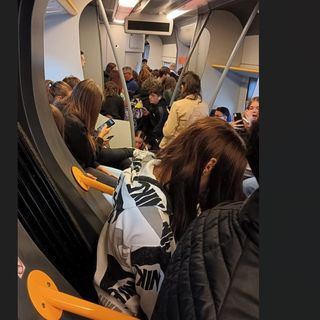 Il sovraffollamento sui convogli della linea Alba-Asti Il sovraffollamento sui convogli della linea Alba-Asti