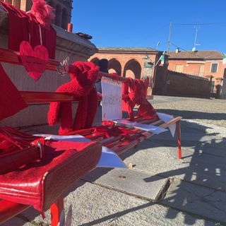 A Pollenzo una panchina rossa per celebrare la giornata internazionale contro la violenza sulle donne