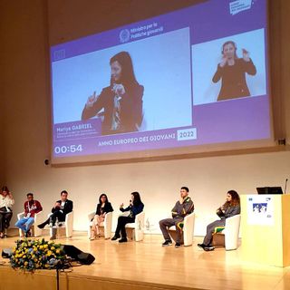 La Ministra per le politiche giovanili Fabiana Dadone durante l'incontro all'Ara Pacis
