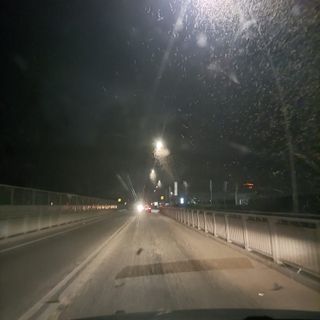 Le "effimere" iniziano ad invadere il ponte vecchio di Tanaro: per alcuni giorni saranno presenti nelle ore notturne.