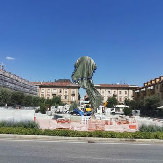 Poche ore e l'opera &quot;Alba&quot; sarà svelata (Foto durante i lavori scattata a inizio settembre, quando è stata posata)