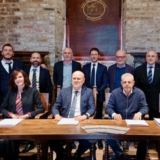Nella foto, seduti, da sinistra: Giulio Giletta direttore Ascom Savigliano, Silvia Anselmo vice direttore ACA, Luigi Barbero presidente Symed, Luciano Cane Amministratore delegato Symed, Camillo Scimone responsabile attività sanitaria Symed, In piedi, Luisa Mazzuccato di Ascom Bra, Federico Borsotto responsabile operativo e commerciale Symed, Paolo Germiniasi direttore Ascom Fossano, Giancarlo Fruttero presidente Ascom Fossano, Fabrizio Pace direttore ACA, Giacomo Badellino presidente Ascom Bra, Agostino Gribaudo presidente Ascom Savigliano, Stefano Bori consulente tecnico commerciale Symed.