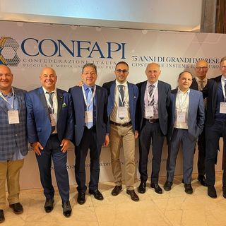 Il Cavaliere di Gran Croce Giuseppe Piumatti (secondo da sx)durante la foto di rito alla convention a Roma Il Cavaliere di Gran Croce Giuseppe Piumatti (secondo da sx)durante la foto di rito alla convention a Roma