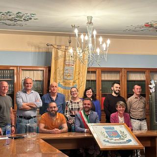 Il sindaco Luca Luigi Tosa (seduto al centro) insieme alla squadra comunale. In piedi da sinistra Kiro Nikolovski, Valter Bravo, Michele Bosca, Fausto Bianco, Erika Ghignone, Eleonora Saglietti, Diego Cortese, Emilio Ravotti. Seduti da sx Luca Bosca, il sindaco Luca Luigi Tosa, Marta Demaria